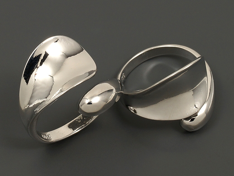 Основа для кольца для создания бижутерии (украшений). Покрытие - родий. Размер кольца варьируется от 16.5 до 17 мм. На основах с уценкой неровности литья. Цена указана за 1 штуку.

