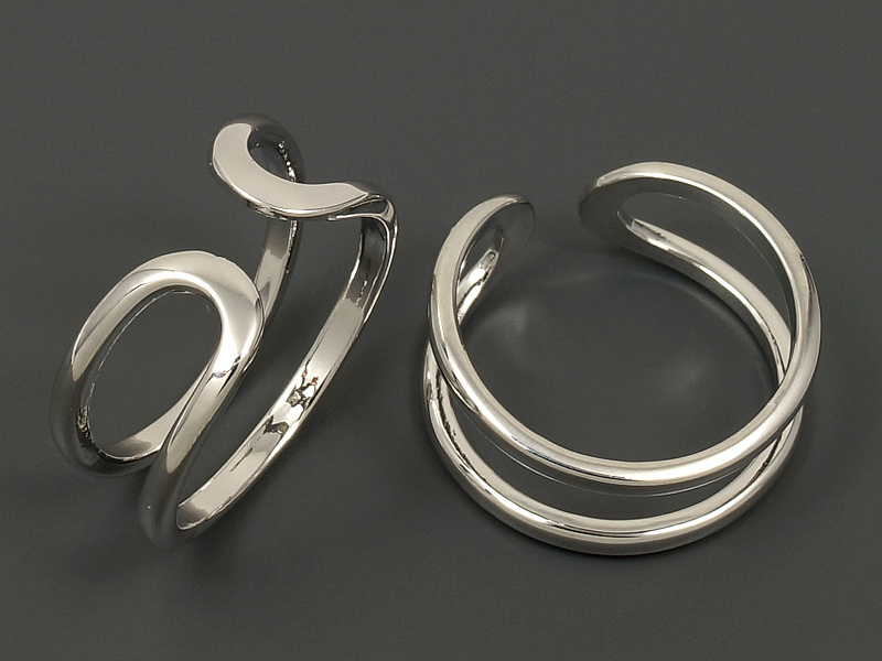 Основа для кольца для создания бижутерии (украшений). Покрытие - родий. Размер кольца варьируется от 16 до 17.5 мм. На кольцах с уценкой неровности литья. Цена указана за 1 штуку.
