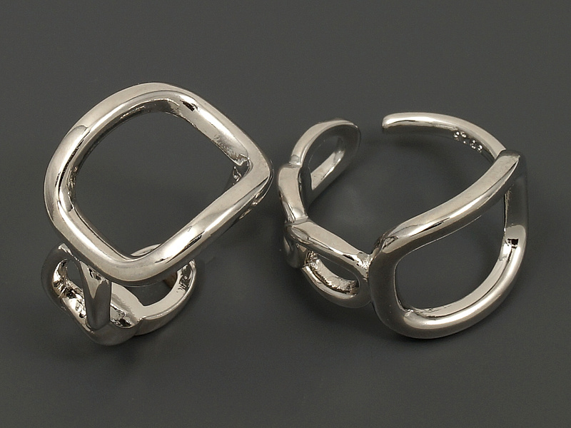 Основа для кольца для создания бижутерии (украшений). Покрытие - родий. Размер кольца варьируется от 17 до 17.5 мм. На кольцах с уценкой неровности литья. Цена указана за 1 штуку.
