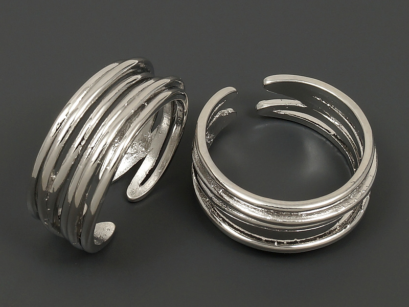 Основа для кольца для создания бижутерии (украшений). Покрытие - родий. Размер кольца варьируется от 16.5 до 17.5 мм. На кольцах с уценкой неровности литья. Цена указана за 1 штуку.

