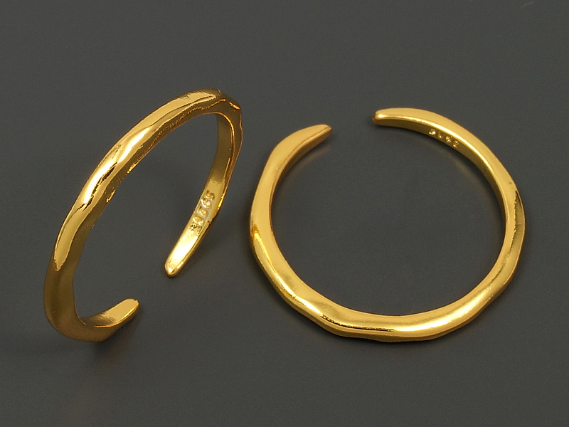 Основа для кольца для создания бижутерии (украшений). Покрытие - золото 14К. Размер кольца варьируется от 17 до 18 мм. На кольцах с уценкой неровности литья. Цена указана за 1 штуку.
