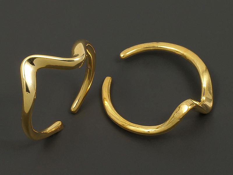 Основа для кольца для создания бижутерии (украшений). Покрытие - золото 14К. Размер кольца варьируется от 16.5 до 17.5 мм. На кольцах с уценкой неровности литья. Цена указана за 1 штуку.
