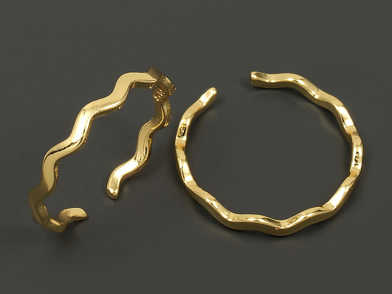 Основа для кольца для создания бижутерии (украшений). Покрытие - золото 14К. Размер кольца варьируется от 17 до 18 мм. На кольцах с уценкой микровыемки. Цена указана за 1 штуку.
