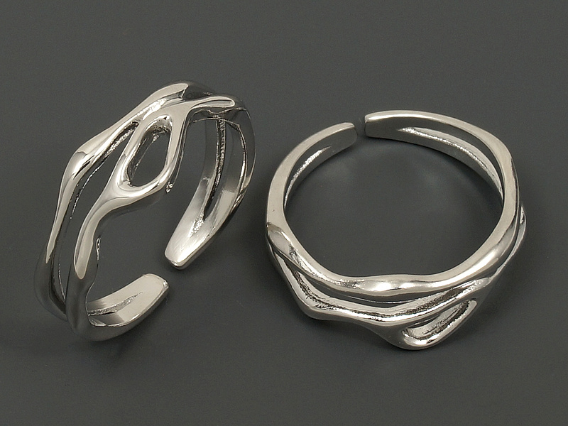 Основа для кольца для создания бижутерии (украшений). Покрытие - родий. Размер кольца варьируется от 17 до 18 мм. На кольцах с уценкой неровности. Цена указана за штуку.
