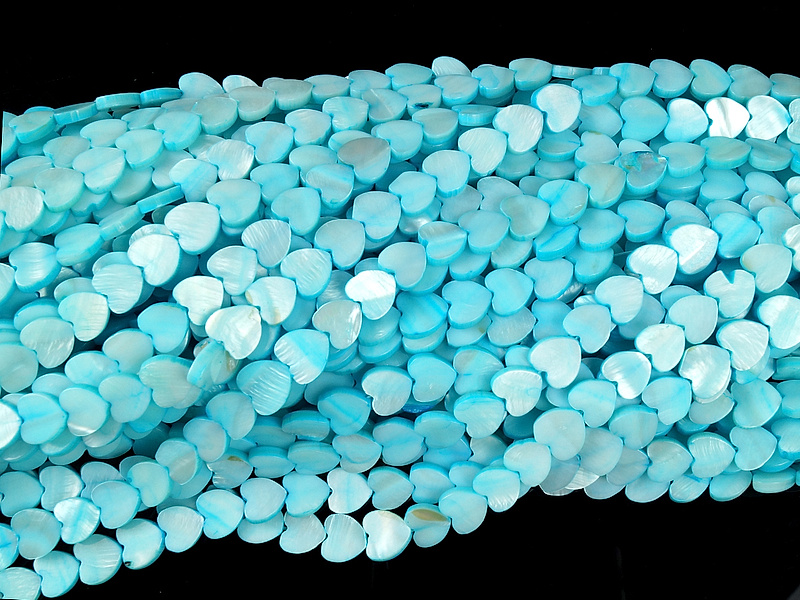 Бусины сердечки  голубого перламутра (окрашены). Диаметр отверстия 1 мм. Размеры, вес, длина и количество бусин на нити указаны примерно. Встречаются бусины с неровностями и выемками.
