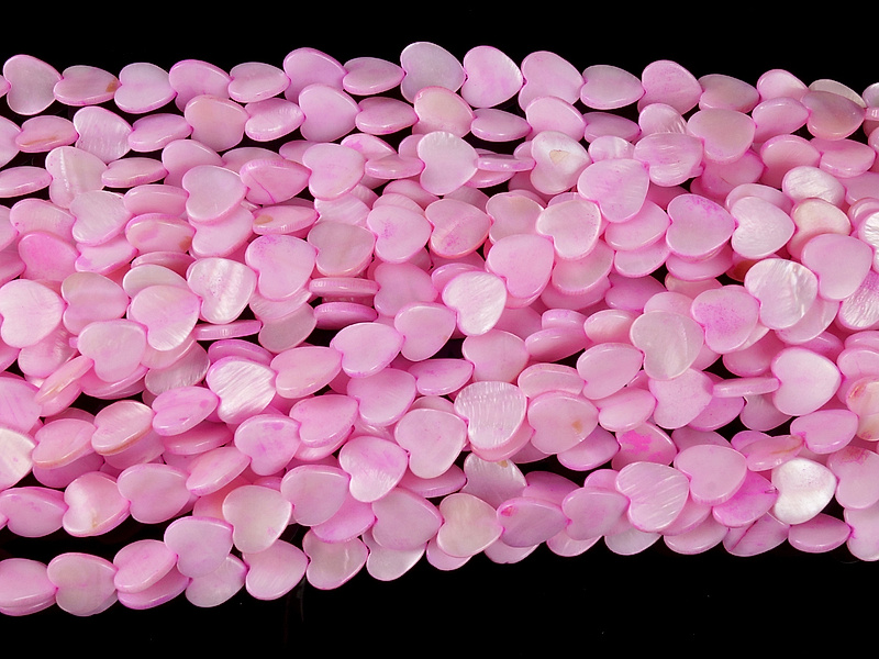 Бусины сердечки  розового перламутра (окрашены). Диаметр отверстия 1 мм. Размеры, вес, длина и количество бусин на нити указаны примерно. Встречаются бусины с неровностями и выемками.
