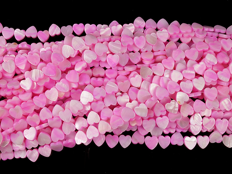 Бусины сердечки  розового перламутра (окрашены). Диаметр отверстия 1 мм. Размеры, вес, длина и количество бусин на нити указаны примерно. Встречаются бусины с неровностями и выемками.
