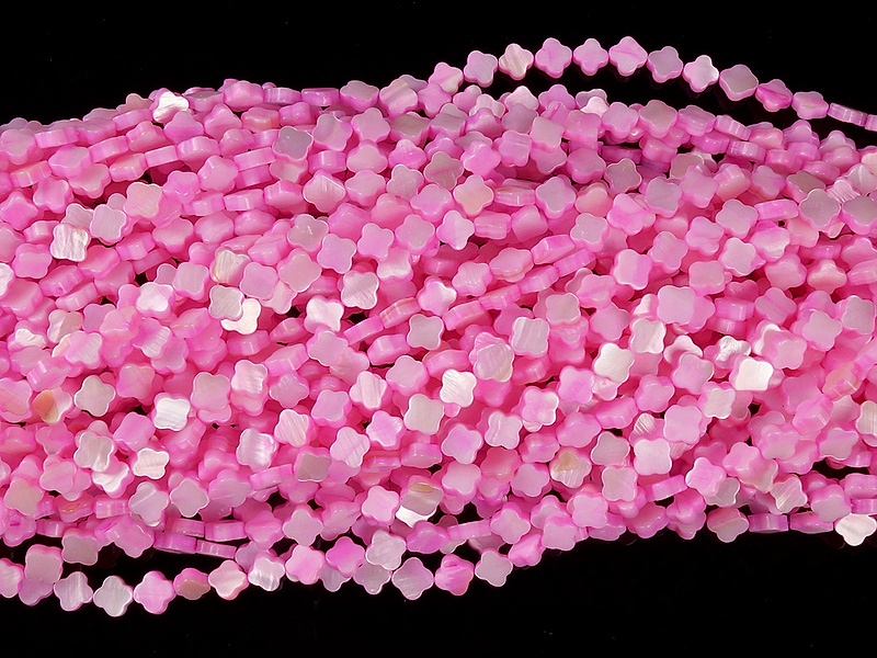 Бусины клевер розового перламутра (окрашены). Диаметр отверстия 1 мм. Размеры, вес, длина и количество бусин на нити указаны примерно. Встречаются бусины с неровностями и выемками.

