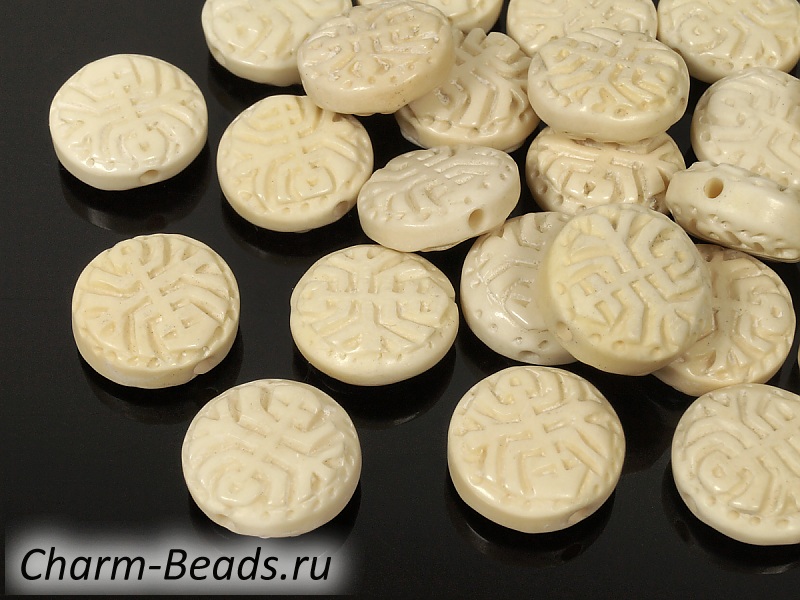 Резные бусины натуральной кости яка (пресованной). Диаметр отверстия 1.5 мм. Бусины могут незначительно отличаться в исполнении мелких элементов резьбы. Цена указана за одну бусину. | Интернет-магазин товаров для рукоделия