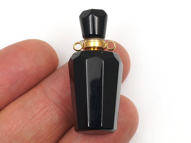 Подвеска - флакон черного агата для ароматического масла. Диаметр подвесных отверстий 1.5 мм. Колпачок отвинчивается. Примерные размеры капсулы для масла - 5х4 мм. Погрешность измерения 0,5 - 1 мм. Мелкие выемки.
