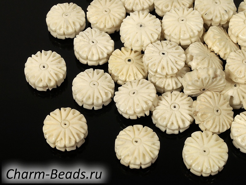 Резные бусины натуральной кости яка (пресованной). Диаметр отверстия 1.5 мм. Бусины могут незначительно отличаться в исполнении мелких элементов резьбы. Цена указана за одну бусину. | Интернет-магазин товаров для рукоделия