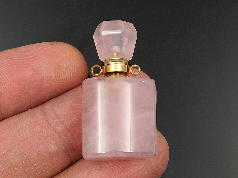 Граненая подвеска - флакон розового кварца для ароматического масла. Диаметр подвесных отверстий  1.5 мм. Колпачок отвинчивается. Размеры капсулы для масла - 5х4 мм. Погрешность измерения 1-2 мм. Микровыемки.

