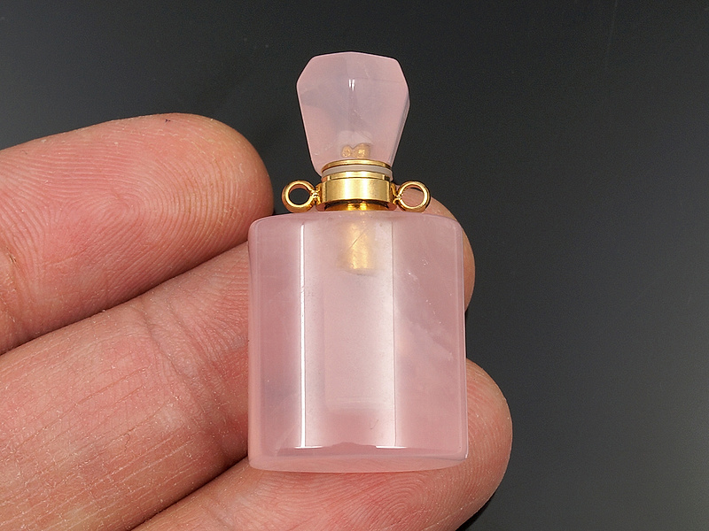 Граненая подвеска - флакон розового кварца для ароматического масла. Диаметр подвесных отверстий  1.5 мм. Колпачок отвинчивается. Размеры капсулы для масла - 5х4 мм. Погрешность измерения 1-2 мм. Микровыемки.
