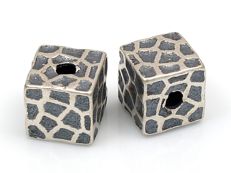 Бусина "Леопардовый куб" для создания бижутерии (украшений). Диаметр отверстия - 1.5 мм. На бусинах с уценкой неровности отверстий. Цена указана за штуку.
