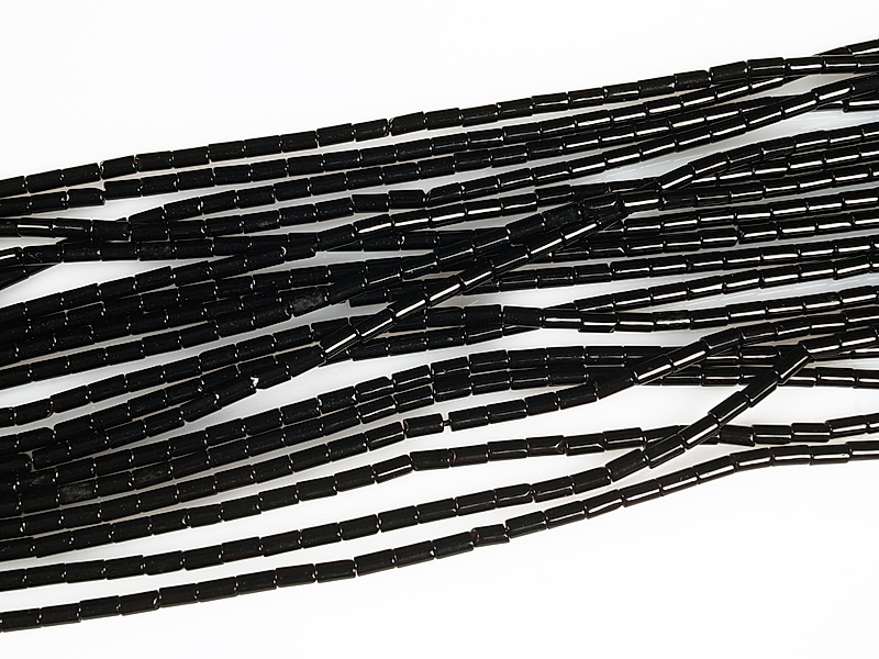 Бусины трубочки черного агата (тонированы). Диаметр отверстия 1 мм. Размеры, вес, длина и количество бусин на нити указаны примерно.
