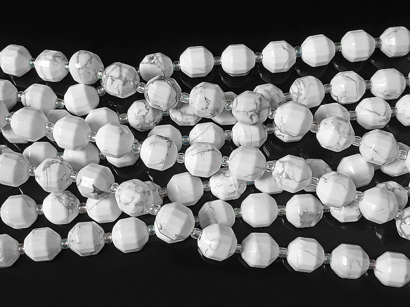 Граненые бусины фонарики магнезита (торговое название "кахолонг", "говлит"). Диаметр отверстия 1 мм. Размеры, вес, длина и количество бусин на нити указаны примерно.&nbsp;
