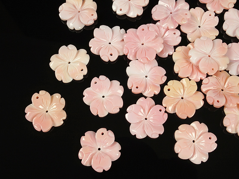 Резные подвески цветы из розовых раковин. Диаметр отверстий 1 мм. Размеры и вес усреднены.
