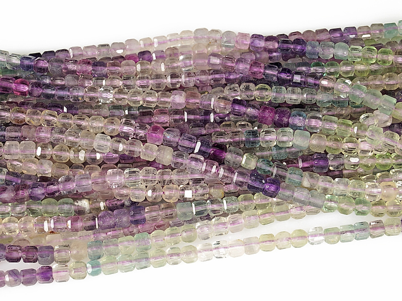 Граненые бусины кубики флюорита с градиентом