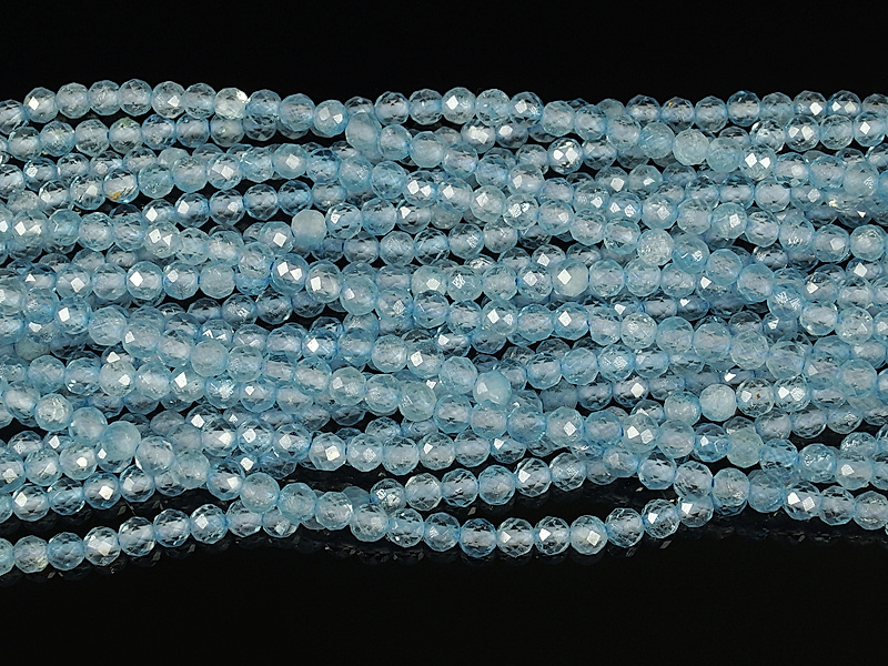 Граненые бусины голубого топаза (облагороженный горный хрусталь). Диаметр отверстия 0.4 мм. Размеры, вес, длина и количество бусин на нити указаны примерно.

