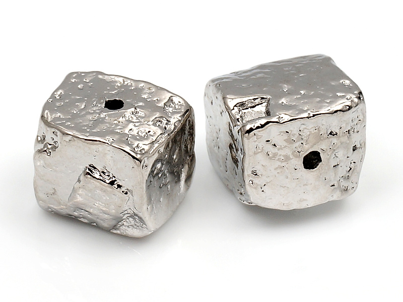 Бусина "Метеоритный куб" для создания бижутерии (украшений). Покрытие - родий. Диаметр отверстия - 1.5 мм. Цена указана за штуку.
