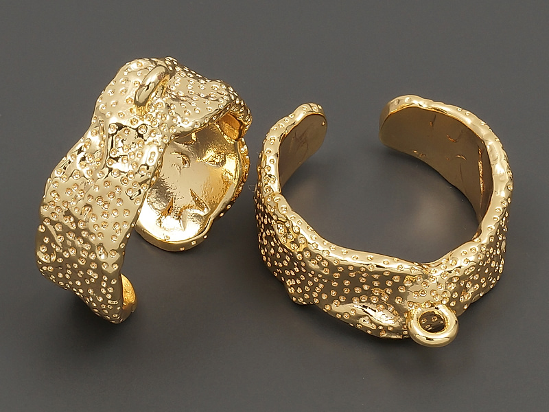 Основа для кольца для создания бижутерии (украшений). Покрытие - золото 14К. Размер кольца - 16 мм. Диаметр подвесного отверстия - 1.5 мм, замкнуто. Цена указана за 1 штуку.
