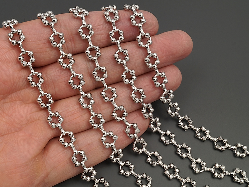 Ювелирные цепочка с плетением шторки для создания бижутерии (украшений). Покрытие - родий. Ширина цепочки - 7 мм, высота - 3 мм. Размер звеньев - 7х3 и 7х3х1.5 мм, одно не замкнуто. Цена указана за 20 см. При покупке от 2 мерок, вы получаете 40, 60 и другие отрезки, кратные 20 см, одним отрезком.&nbsp;
