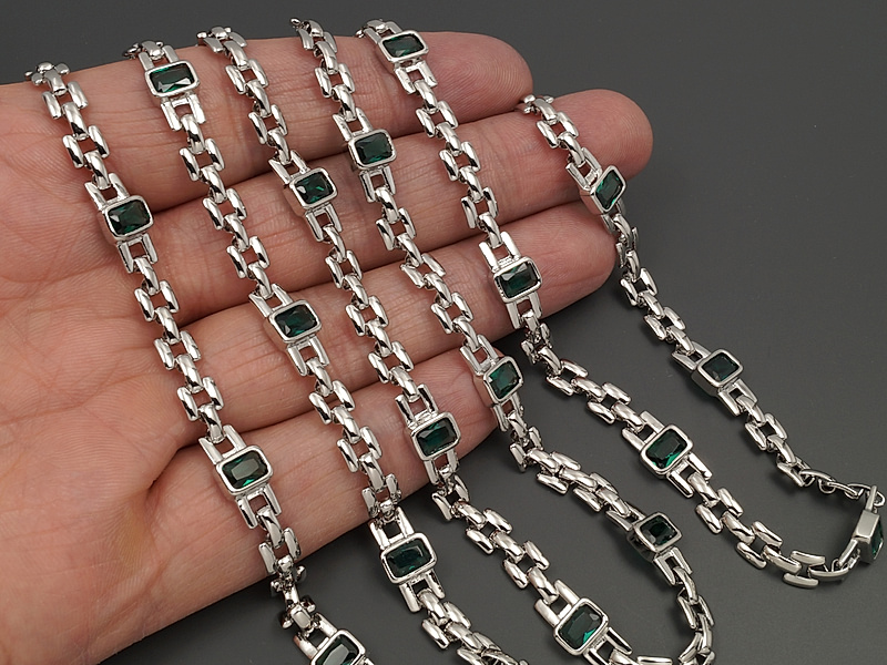 Ювелирная цепочка с кирпичным плетением для создания бижутерии (украшений). Покрытие - родий. Вставки - фианиты. Ширина цепочки - 7 мм. Высота - 3 мм. Размер звеньев - 5х5.5 и 6х2 мм, одно не замкнуто. Цена указана за 20 см. При покупке от 2 мерок, вы получаете 40, 60 и другие отрезки, кратные 20 см, одним отрезком.
