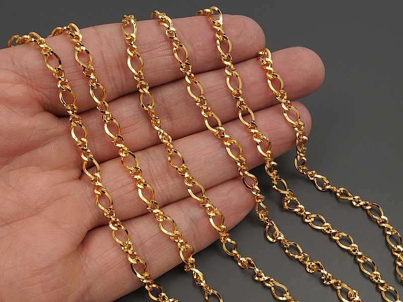 Ювелирная цепочка с якорным плетением для создания бижутерии (украшений). Покрытие - золото 14К. Размер звеньев - 7.5x4.5x1 и 7x3x1 мм, не замкнуты. Цена указана за 20 см. При покупке от 2 мерок, вы получаете 40, 60 и другие отрезки, кратные 20 см, одним отрезком.
