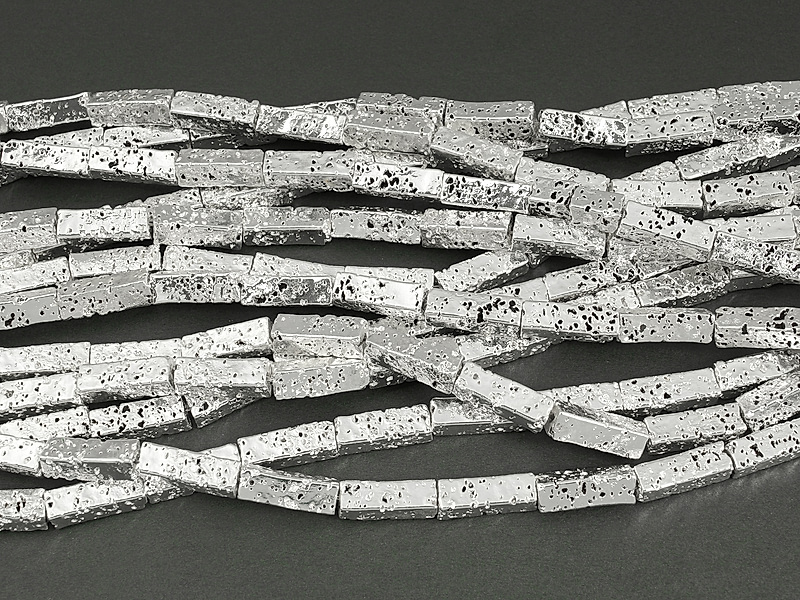 Бусины прямоугольные трубочки металлизированной вулканической лавы серебро. Диаметр отверстия 1 мм. Размеры, вес, длина и количество бусин на нити указаны примерно.&nbsp;
