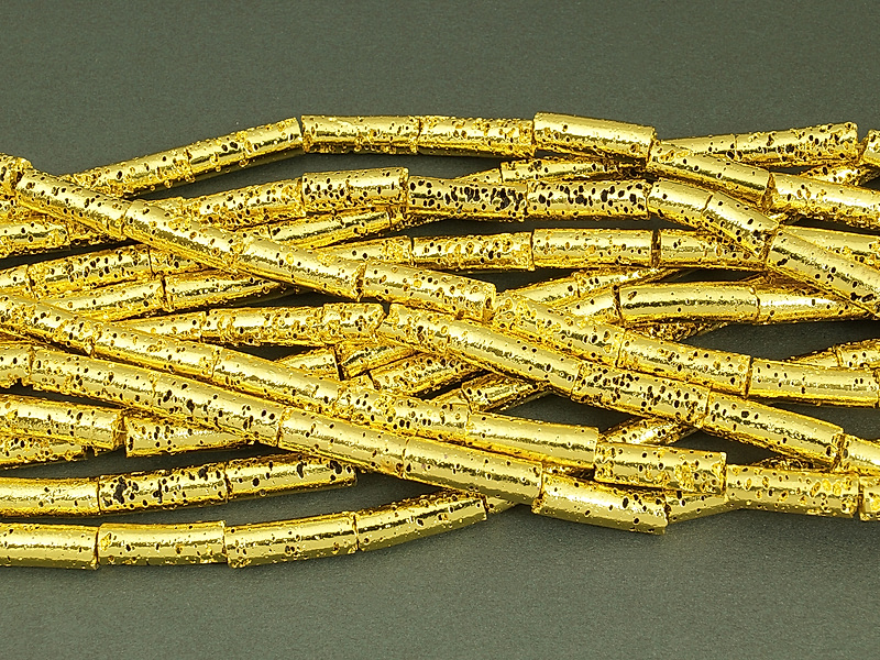 Бусины трубочки металлизированной вулканической лавы золото. Диаметр отверстия 1 мм. Размеры, вес, длина и количество бусин на нити указаны примерно.&nbsp;
