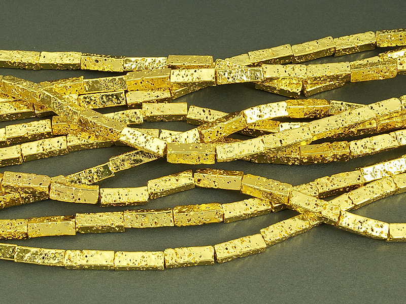 Бусины прямоугольные трубочки металлизированной вулканической лавы золото. Диаметр отверстия 1 мм. Размеры, вес, длина и количество бусин на нити указаны примерно.&nbsp;
