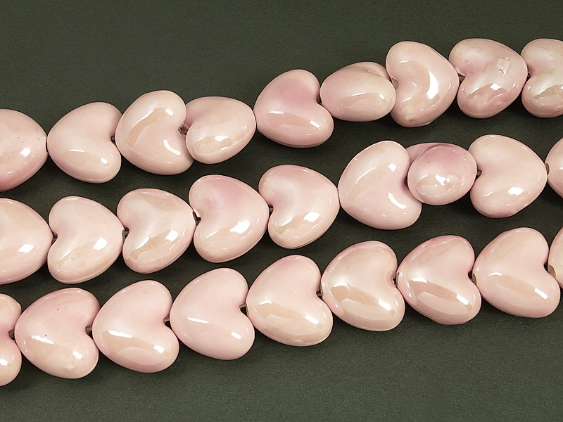 Керамические бусины розовые сердечки для создания украшений (бижутерии). Диаметр внутреннего отверстия 2 мм. Размеры, вес, длина и количество бусин на нити указано примерно. На бусинах с уценкой неровности эмали.
