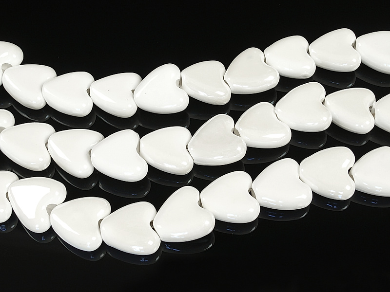 Керамические бусины сердечки белые для создания бижутерии (украшений). Диаметр отверстия 2.5 мм. Размеры, вес, длина и количество бусин на нити указаны примерно. На бусинах с уценкой неровности эмали.
