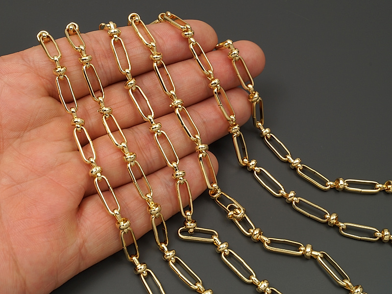 Ювелирная цепочка с якорным плетением для создания бижутерии (украшений). Покрытие - золото 14К. Размер звеньев - 15х5х2 и 9х5 мм, одно звено не замкнуто. Цена указана за 20 см. При покупке от 2 мерок, вы получаете 40, 60 и другие отрезки, кратные 20 см, одним отрезком.

