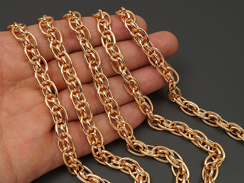 Ювелирная цепочка с плетением Нонна для создания бижутерии (украшений). Покрытие - золото 14К. Размер звеньев - 13х8.5х1.5 и 7х5х2 мм, не замкнуты. Цена указана за 20 см. При покупке от 2 мерок, вы получаете 40, 60 и другие отрезки, кратные 20 см, одним отрезком.
