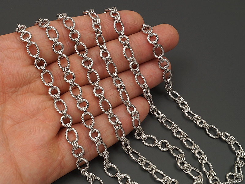 Ювелирная цепочка картье (фигаро) для создания бижутерии (украшений). Покрытие - родий. Размер звеньев - 9х6.5х1.5, 6.5х1.5 и 5х4х0.8 мм, не замкнуты. Цена указана за 20 см. При покупке от 2 мерок, вы получаете 40, 60 и другие отрезки, кратные 20 см, одним отрезком.
