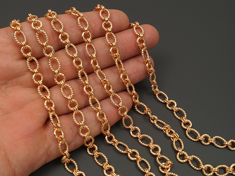 Ювелирная цепочка картье (фигаро) для создания бижутерии (украшений). Покрытие - золото 14К. Размер звеньев - 9х6.5х1.5, 6.5х1.5 и 5х4х0.8 мм, не замкнуты. Цена указана за 20 см. При покупке от 2 мерок, вы получаете 40, 60 и другие отрезки, кратные 20 см, одним отрезком.
