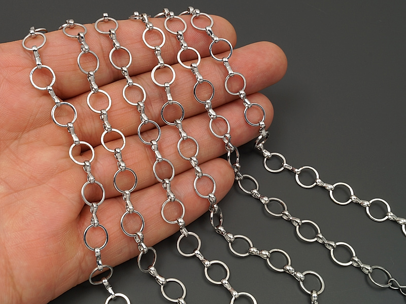 Ювелирная цепочка с плетением шторки для создания бижутерии (украшений). Покрытие - родий. Размер звеньев - 8x0.6 и 8x3x1.5 мм, одно не замкнуо. Цена указана за 20 см. При покупке от 2 мерок, вы получаете 40, 60 и другие отрезки, кратные 20 см, одним отрезком.
