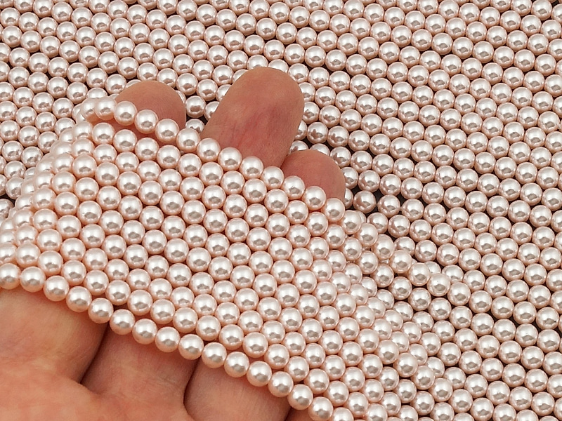 Бусины жемчуга майорка Creamrose, цвет кремовый розовый. Диаметр отверстия 0.4 мм. Размеры, вес, длина и количество бусин на нити указаны примерно. Точнее замеряем по требованию.
