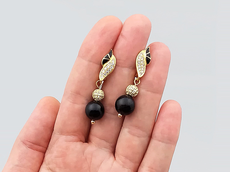 Набор материалов для серёжек с бусинами чёрного агата — идеальный выбор для создания изящного украшения своими руками. Таинственный блеск камня сочетается с мерцанием бусин, украшенных фианитами, а изящные швензы с английским замком обеспечивают удобное крепление. Контраст золота и чёрного камня придаёт образу утончённость и загадочность. Соберите эти серьги самостоятельно и добавьте в коллекцию украшений нотку вечерней роскоши.

Мастер - класс, как собрать серьги с помощью лупера, ЗДЕСЬ.&nbsp;
 | Интернет-магазин товаров для рукоделия