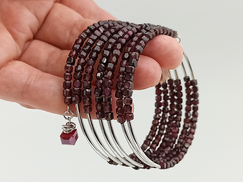 Набор материалов "Многорядный браслет с трубочками и кубиками граната"