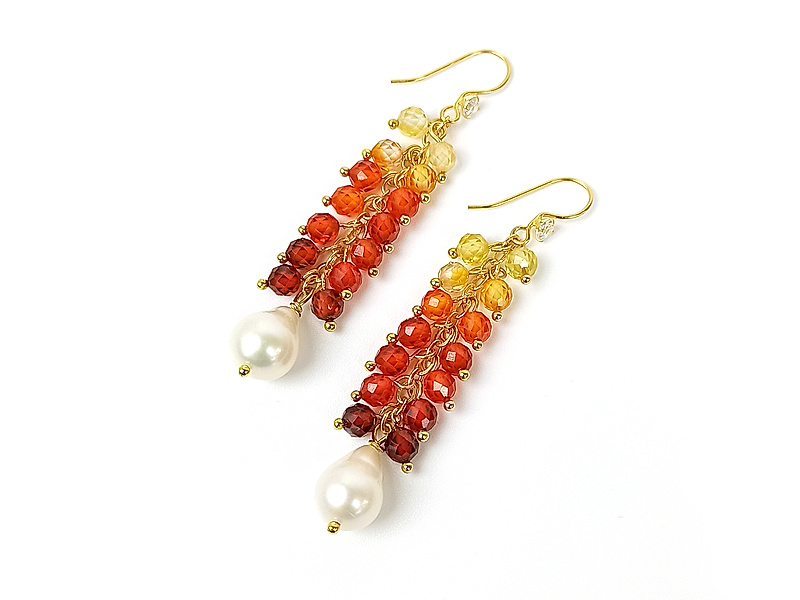 Набор материалов для сборки эффектных сережек в технике «виноград» с мягким градиентом цвета — от солнечно-жёлтых оттенков к насыщенным оранжево-красным. Он включает тщательно подобранные гранёные фианиты, которые образуют плотную, объёмную виноградную кисть и красиво играют на свету. В качестве основы используется изящная ювелирная цепочка, позволяющая легко выстроить структуру «грозди» и добиться аккуратного равномерного падения элементов. Швензы крючки с позолоченым покрытием дополнены сверкающим кристаллом, что добавляет изделию воздушности и подчёркивает сияние камней. В комплект входят качественные пины, необходимые для крепления бусин и формирования аккуратных подвесов.
Характеристики
Тип изделия: набор материалов для создания серёжек в технике «виноград»
Бусины: гранёные цветные фианиты с градиентом
Фурнитура: швензы крючки с золочением и кристаллом, ювелирная цепочка, пины
Цветовая гамма: жёлтый - оранжевый - красный
Стиль: женственный, нарядный, романтичный
Уровень сложности: подходит начинающим и опытным мастерам
Как и с чем носить
Готовые серьги в технике «виноград» создают эффект мягкого свечения и подчёркивают линию шеи, поэтому идеально подходят для образов, где важна лёгкость и движение. Их можно сочетать с однотонными платьями тёплых оттенков, базовыми блузами, воздушными рубашками, а также летними образами в натуральных тканях. Градиент от жёлтого к красному добавляет яркий акцент, поэтому украшение хорошо смотрится как с нейтральными цветами (белый, кремовый, бежевый), так и с контрастными — например, с шоколадным, оливковым или тёмно-синим. Такие серьги уместны и в повседневном стиле, и в праздничном — они привлекают внимание, но остаются элегантными.
Мастер - класс, как собрать серьги виноград, ЗДЕСЬ.
| Интернет-магазин товаров для рукоделия