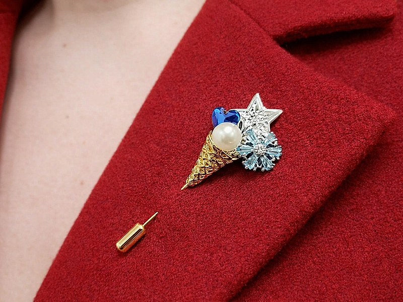 Набор материалов для сборки броши бутоньерки с подвесками и бусинами снежинки, звезды и сердечка дополнена жемчугом майорка и сияющими бусинами.&nbsp;

Изящно смотрится на пальто, жакете или шарфе, добавляя образу морозный акцент и элегантный блеск. Подходит для повседневных и новогодних образов.

Мастер - класс, как собрать брошь бутоньерку с зимним букетом, ЗДЕСЬ.&nbsp;
