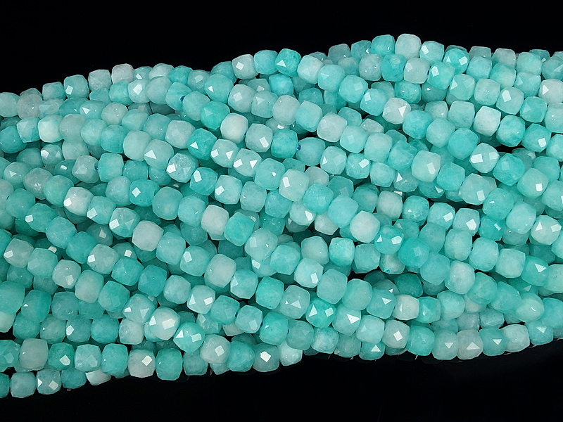 Граненые бусины кубики амазонита (белый кварц, облагорожен). Месторождение - Китай. Диаметр отверстия 1.2 мм. Размеры, вес, длина и количество бусин на нити указаны примерно. Микровыемки.
