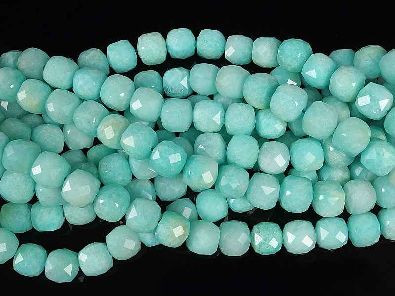 Граненые бусины кубики амазонита (белый кварц, облагорожен). Месторождение - Китай. Диаметр отверстия 1.3 мм. Размеры, вес, длина и количество бусин на нити указаны примерно. Микровыемки.
