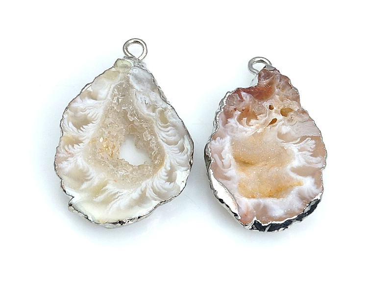 Пара подвесок срезов жеод морозного агата в оправе цвета "серебро". Месторождение - Бразилия. Подвес - 2 мм. Размеры и вес усреднены. Мелкие выемки. | Интернет-магазин товаров для рукоделия