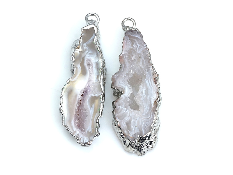 Пара подвесок срезов жеод морозного агата в оправе цвета "серебро". Месторождение - Бразилия. Подвес - 2 мм. Размеры и вес усреднены. Мелкие выемки. | Интернет-магазин товаров для рукоделия