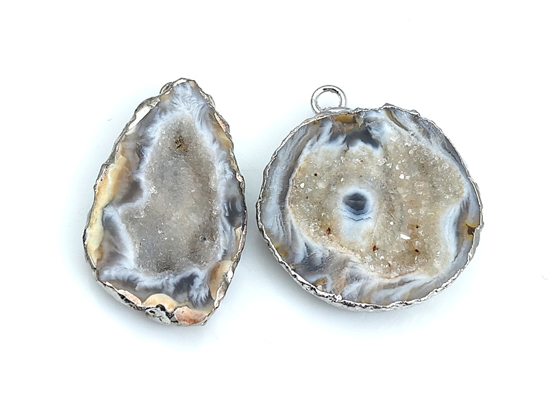 Пара подвесок срезов жеод морозного агата в оправе цвета "серебро". Месторождение - Бразилия. Подвес - 2 мм. Размеры и вес усреднены. Мелкие выемки. | Интернет-магазин товаров для рукоделия