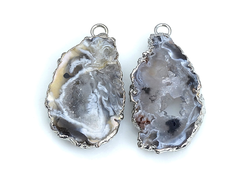 Пара подвесок срезов жеод морозного агата в оправе цвета "серебро". Месторождение - Бразилия. Подвес - 2 мм. Размеры и вес усреднены. Мелкие выемки.
 | Интернет-магазин товаров для рукоделия