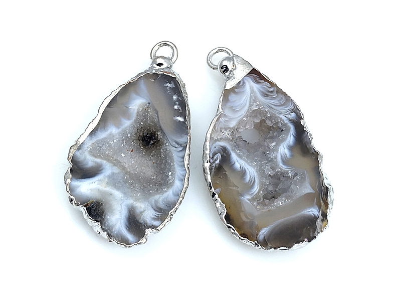 Пара подвесок срезов жеод морозного агата в оправе цвета "серебро". Месторождение - Бразилия. Подвес - 2 мм. Размеры и вес усреднены. Мелкие выемки.
 | Интернет-магазин товаров для рукоделия